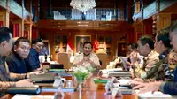 Presiden Prabowo Subianto memimpin rapat terbatas percepatan hilirisasi nasional bersama sejumlah menteri Kabinet Merah Putih di Hambalang, Kabupaten Bogor, Minggu (16/3/2025). (Foto: Muchlis Jr - Biro Pers Sekretariat Presiden)
