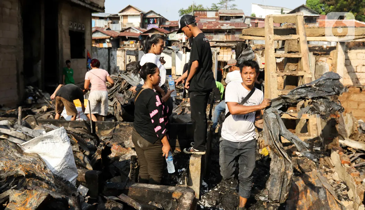 Asap masih terlihat di lokasi. (Liputan6.com/Herman Zakharia)