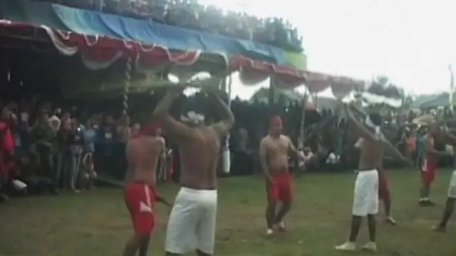 Pukul Sapu, Tradisi Unik Untuk Menjaga Perdamaian