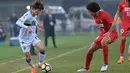 Pemain Jeonbuk Hyundai, Lee Jae-sung (kiri) berusaha melewati pemain Tianjin Quanjian, Axel Witsel saat bertanding pada Liga Champions AFC di Tianjin (14/3).  Tianjin menang 4-2 atas tim Korea tersebut. (AFP Photo)