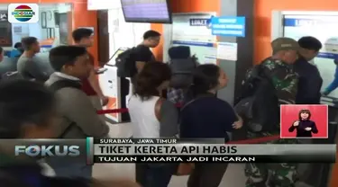 Stasiun Pasar Turi, Surabaya dipenuhi antrean calon penumpang yang akan membeli tiket kereta api jelang libur panjang natal dan tahun baru.