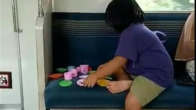 6 Kelakuan Nyeleneh Penumpang KRL, Cuma Indonesia yang Punya