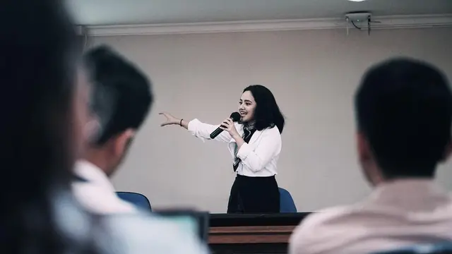 6 Potret Terbaru Zahra Idola Cilik Aktif Jadi Pembicara, Berprestasi di Usia Muda