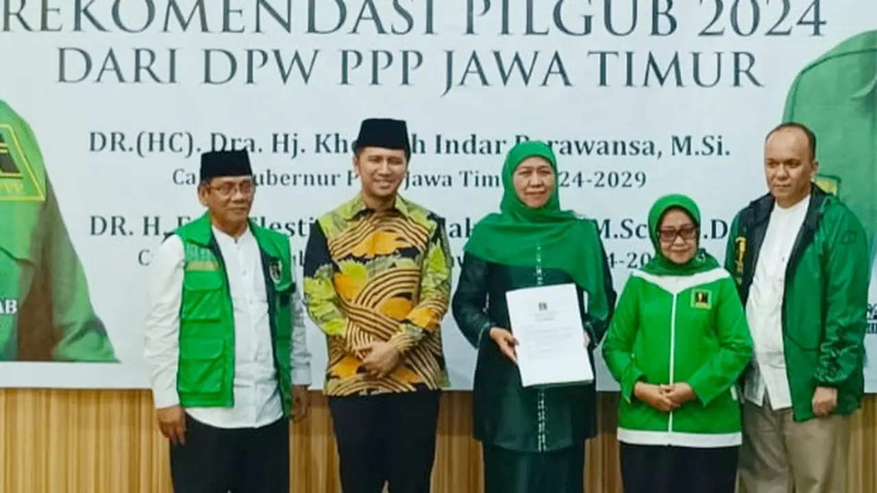 PPP Beri Kue Ultah dan Surat Rekomendasi Pilgub Jatim 2024 ke Khofifah-Emil
