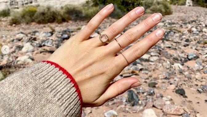 Lily Collins memamerkan cincin tunangan yang dipersembahkan oleh pujaan hatinya, Charlie McDowell. (dok. Instagram @lilyjcollins/https://www.instagram.com/p/CFkMyNVpOcI/)