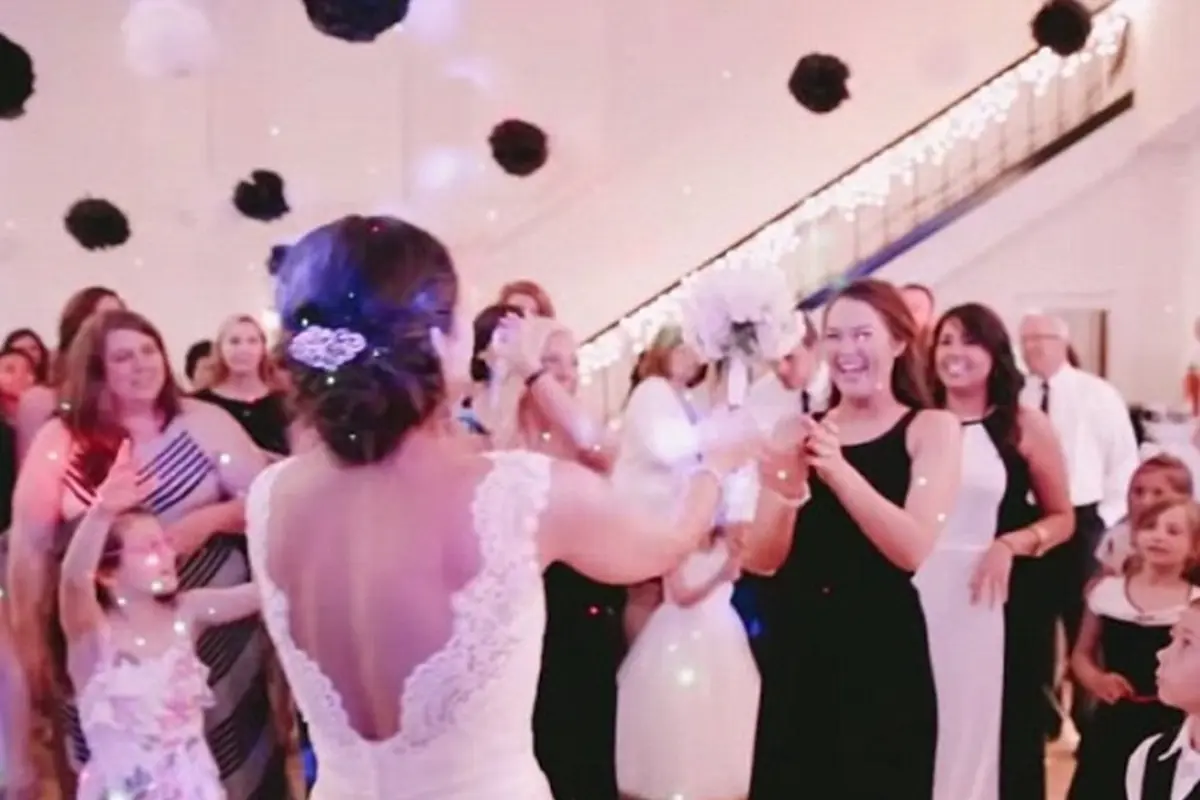 Di Pesta Pernikahannya, Pasangan Pengantin ini Berbagi Cinta