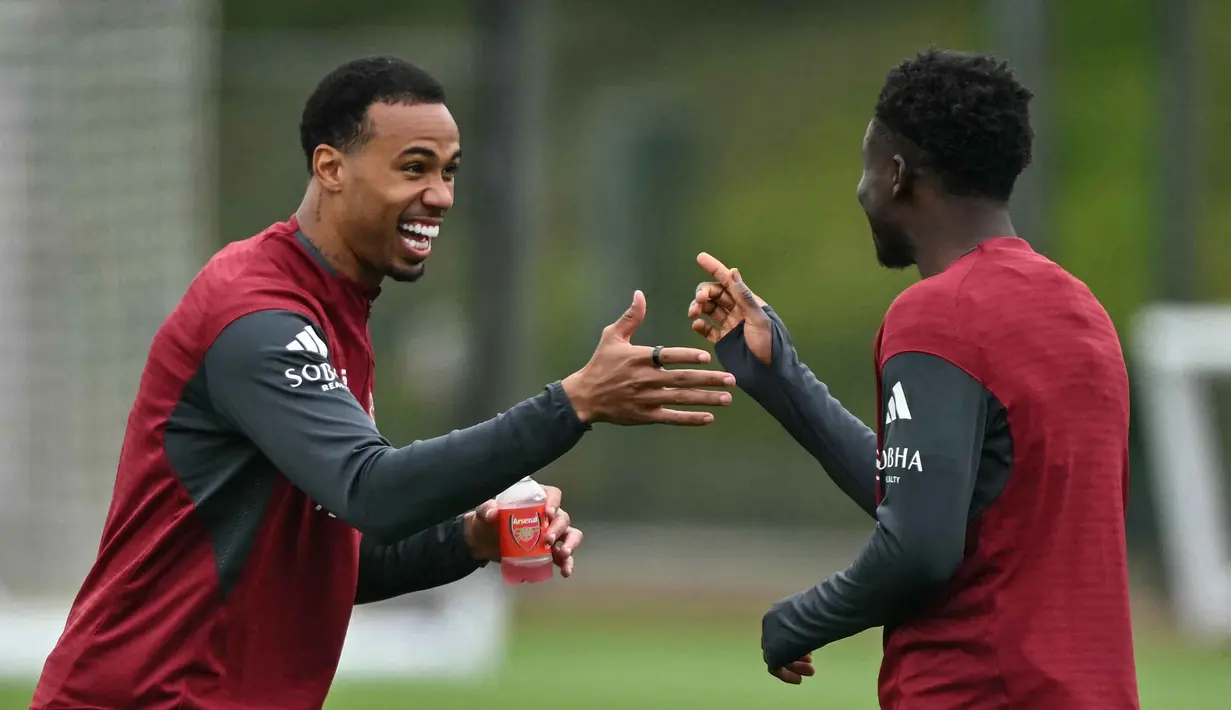 Sebagai catatan, Arsenal datang ke laga ini dengan kepercayaan diri tinggi. Tampak dalam foto, bek Arsenal asal Brasil, Gabriel Magalhaes (kiri) dan Bukayo Saka saat menghadiri sesi latihan tim di London Colney, utara London, pada Senin 4 Mei 2026. (Glyn KIRK/AFP)