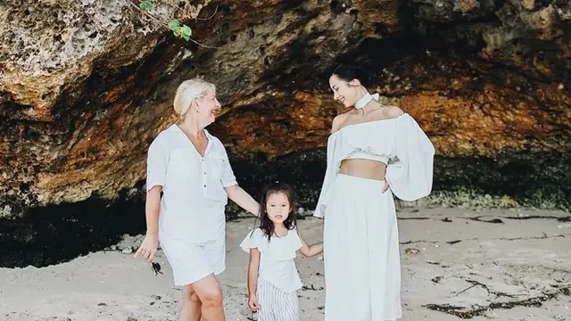 Jarang Tersorot, Ini 6 Potret Keseruan Jennifer Bachdim dan Ibundanya