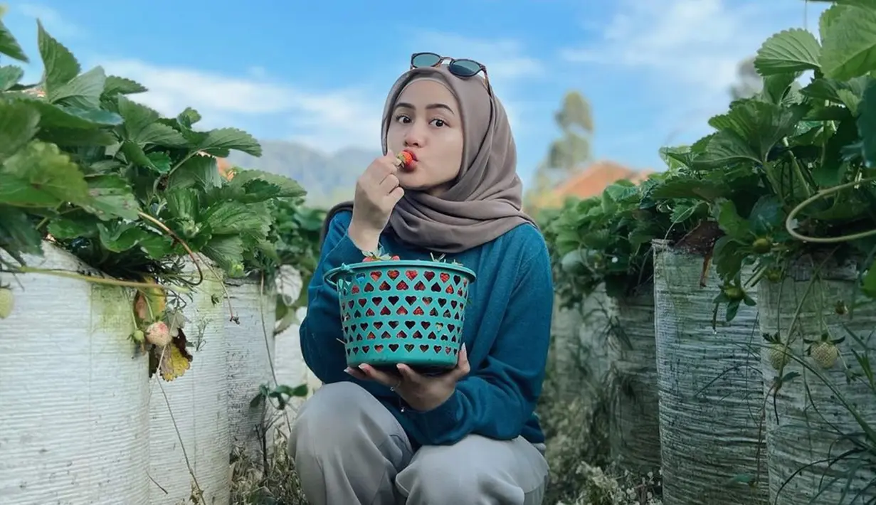 Mahasiswi UNPAD ini memang gaya tampilannya selalu pancarkan aura cantik. Momen mencium buah stroberi yang ia petik membuat Fhia kian memesona. Tak heran, foto cantik Fhia saat memetik stroberi ini banjir like dan komentar dari netizen. (Liputan6.com/IG/@alifhiafitri)