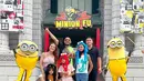 Keluarga Giring berpose bersama minion. (Foto: Instagram/ cynthiaganesha)