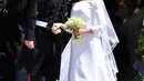 Pangeran Harry mencium istrinya, Meghan Markle saat mereka berangkat dari Pintu Barat St George's Chapel, Kastil Windsor, Inggris, Sabtu (19/5). Pangeran Harry dan Meghan Markle telah resmi menikah. (Ben STANSALL/POOL/AFP)