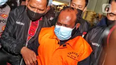 Bupati nonaktif Mamberamo Tengah Ricky Ham Pagawak, berjalan menuju mobil tahanan usai menjalani pemeriksaan di Gedung Merah Putih KPK, Jakarta, Senin (20/2/2023). KPK menahan Bupati Mamberamo Tengah Ricky Ham Pagawak, buron kasus dugaan suap proyek infrastruktur dan tindak pidana pencucian uang (TPPU). (Liputan6.com/Angga Yuniar)