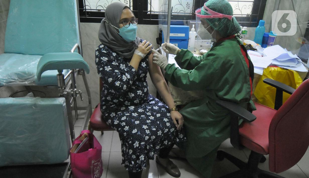 Petugas kesehatan menyuntikkan vaksin covid-19 Sinovac kepada ibu hamil di Puskesmas Jagakarsa II, Jakarta Selatan, Kamis (19/08/2021). Saat ini tercatat sebanyak 1.754 ibu hamil telah mendapatkan vaksinasi dosis pertama dalam mencegah penyebaran virus corona covid-19. (merdeka.com/Arie Basuki)