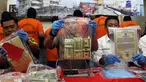 Kapolres Tanjung Priok AKBP Reynold Hutagalung (tengah) menunjukkan uang asing palsu di Polres Tanjung Priok, Jakarta, Kamis (11/7/2019). Satreskrim Polres Pelabuhan Tanjung Priok mengungkap sindikat pengedar uang asing palsu senilai Rp 300 miliar. (Liputan6.com/JohanTallo)