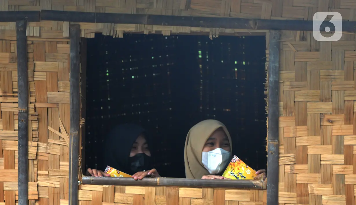 Aktivitas para santri di Pesantren Nurul Fattah, Kampung Cisauk, Kabupaten Tangerang, Banten, Senin (7/2/2022). Sekitar 50 santri dari kaum dhuafa dan yatim piatu belajar secara gratis pada pesantren non permanen yang berdiri di atas tanah wakaf. (merdeka.com/Arie Basuki)