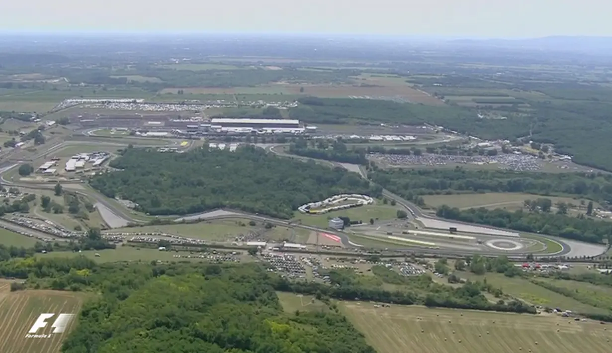 Suasana Sirkuit Hungaroring, Budapest, Minggu (24/7/2016) jelang digelarnya balapan F1 GP Hungaria. (Bola.com/Twitter/F1)
