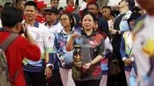 Menteri Menko PMK  Puan Maharani menjadi salah satu pembawa obor dalam torch relay Asian Para Games di Solo.(Liputan6.com/Fajar Abrori)