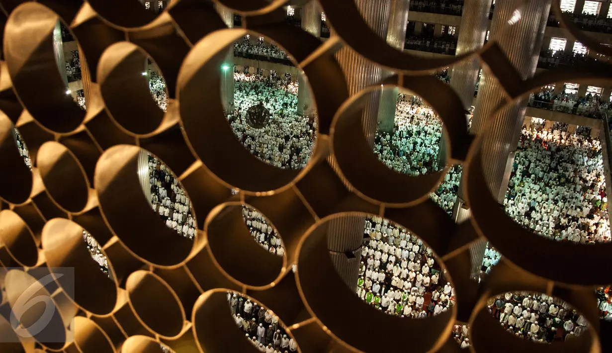 Ribuan umat muslim saat melaksanakan salat Jumat di Masjid Istiqlal, Jakarta, Jumat (31/3). Sebanyak 5 ribu massa diprediksi memenuhi Masjid Istiqlal, Sawah Besar, Jakarta Pusat pada hari ini. (Liputan6.com/Gempur M Surya)