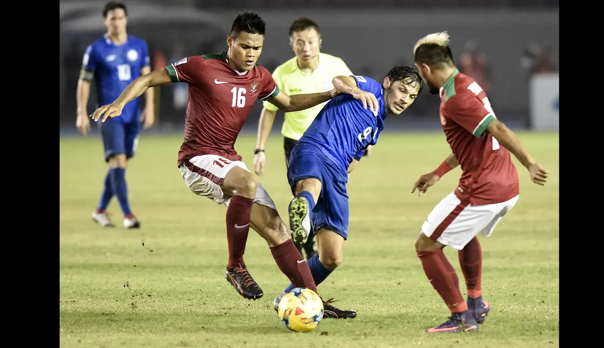 Pada pertandingan kedua saat melawan tuan rumah Filipina, Fachruddin Wahyudi Aryanto (kiri) mencetak gol pembuka pada menit ke-7. (AFP/Stringer)
