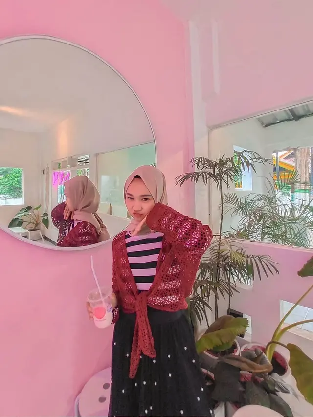 Model Video Klip Keke Bukan Boneka Berhijab, Ini 7 Potret Mita yang Memesona