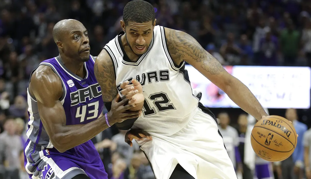 Pemain San Antonio Spurs, LaMarcus Aldridge mencoba melewati hadangan pemain Sacramento Kings, Anthony Tolliver (kiri) pada ajang NBA di Golden 1 Center, Sacramento, California, Kamis (27/10/2016).  (AP/Rich Pedroncelli)