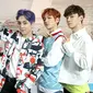 Pada video tersebut, Chanyeol EXO terlihat datang ke backstage Music Core. Ia tampak membawakan kopi untuk Xiumin, Chen, dan Baekhyun. (Foto: Soompi.com)