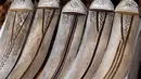 Foto 4 Agustus 2018, hasil akhir pisau tradisional, jambiya, dari sisa-sisa rudal di Hajjah. Jambiya merupakan pisau belati khas Yaman yang berbentuk melengkung dan biasa digunakan kaum pria sebagai simbol keberanian dan perhiasan. (AP/Hammadi Issa)