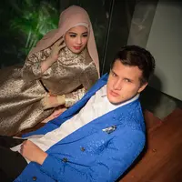 Risty Tagor; Hijab & dress by laricaboutique IG @laricaboutique, sarung tangan by Normamoi IG @normahauri, kalung by number9 IG @nubernineonline. Stuart Collin:  blazer by Yudhistira IG @yudhistira_tyra. (M. Akrom Sukarya/Bintang.com)