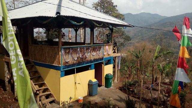 Di atas hamparan perbukitan warga desa Cinta, nampak dengan asri sebuah bangunan Saung Cinta Lembur Kuring berdiri dengan gagah, hasil swadaya warga dengan bantuan CSR Pertamina PGE Area Karaha