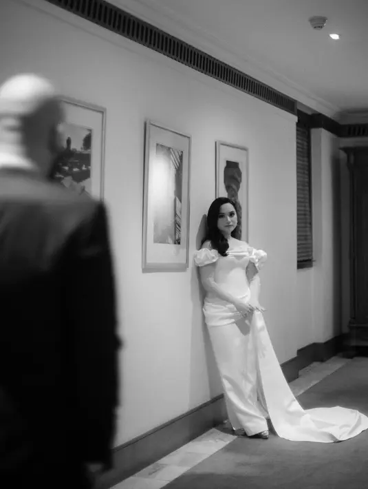 Dilihat dari berbagai sisi, dress pengantin Rachel Amanda terlihat manis dan minimalis [IG @auroramanda95]