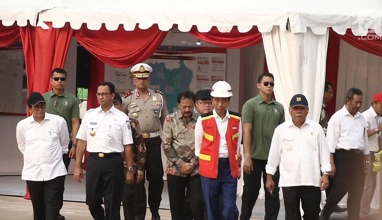 Presiden Joko Widodo bersama Menteri PUPR Basuki Hadimuljono dan Gubernur DKI Jakarta Anies Baswedan saat peresmian jalan tol Depok-Antasari seksi 1 di Jakarta, Kamis (27/9). (Liputan6.com/Herman Zakharia)