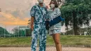 Gaya simple namun tetap stylish jadi ciri pasangan Vidi Aldiano dan Sheila Aisha. Dari gaya matching set tie dye sampai outfit nuansa etnik modern (Foto: Instagram @vidialdiano)