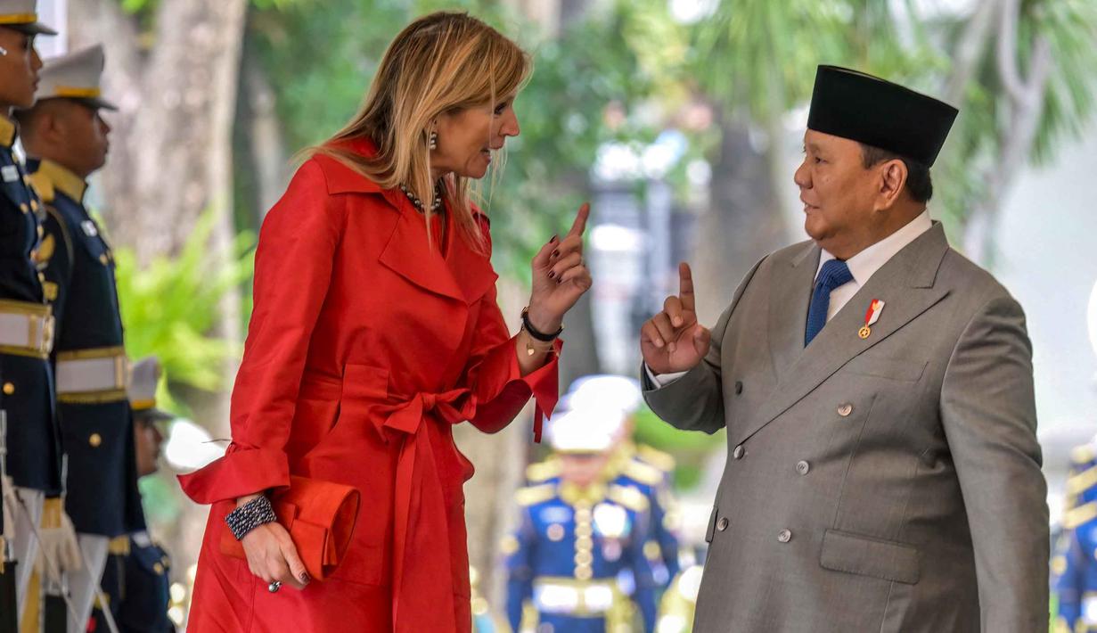 Dia juga diagendakan melakukan dialog dengan berbagai pemangku kepentingan nasional, termasuk dari kementerian/lembaga keuangan terkait, serta para pelaku usaha dan masyarakat. Tampak dalam foto, Presiden Republik Indonesia Prabowo Subianto (tengah kiri) memperkenalkan para menterinya kepada Ratu Maxima dari Belanda (tengah-kanan), dalam kapasitasnya sebagai Advokat Khusus Sekretaris Jenderal PBB untuk Kesehatan Keuangan (UNSGSA), di Istana Merdeka, Jakarta, pada Kamis 27 November 2025. (BAY ISMOYO/AFP)