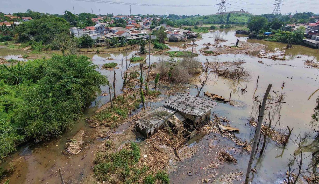 Rumah penduduk nan hancur akibat luapan Kali Pesanggrahan nan alirannya menyempit lantaran longsoran sampah di Tempat Pembuangan Akhir (TPA) Cipayung, Depok, Jawa Barat, Kamis (14/5/2026). (merdeka.com/Arie Basuki)