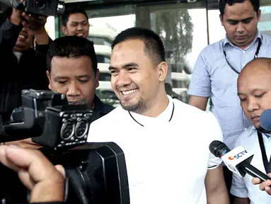 Pedangdut Saipul Jamil saat menjawab pertanyaan awak media di Gedung KPK, Jakarta, Kamis (22/12). Saipul menjalani pemeriksaan perdana sebagai tersangka kasus dugaan suap penanganan perkara di Pengadilan Negeri Jakarta Utara. (Liputan6.com/Helmi Afandi)