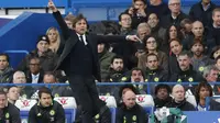 Gaya Antonio Conte saat mendampingi Chelsea melawan Middlesbrough pada pekan ke-36 Liga Inggris 2016/2017 di Stamford Bridge. (Adrian DENNIS / AFP)