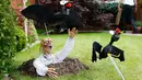Sebuah orang-orangan sawah yang berjudul "Scaredcrows" saat Festival Scarecrow di Heather, Inggris, 28 Juli 2015. Festival sejak 1999 ini selalu menarik perhatian wisatawan mancanegera  untuk berdatangan ke Inggris. (REUTERS/Darren Staples)
