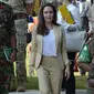 Aktris Angelina Jolie tiba untuk bertemu dengan anggota staf IPSTC dan peserta lainnya untuk memberikan pernyataan menentang kekerasan seksual di Pusat Pelatihan Dukungan Perdamaian Internasional di Nairobi, Kenya, (20/6). (AFP Photo/Simon Maina)