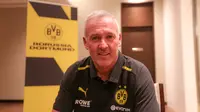 Legenda Borussia Dortmund, Paul Lambert berpose setelah sesi wawancara yang berlangsung di Hotel Fairmont, Senayan, Jakarta, Jumat (08/09/2023). (Bola.com/Bagaskara Lazuardi)