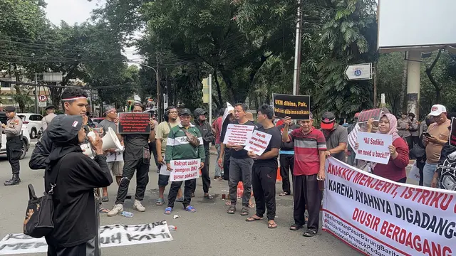 Pedagang Pasar Barito menggelar demonstrasi menolak untuk dipindahkan ke tempat relokasi