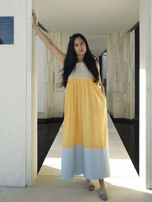 <p>Ibu dua anak ini tampil dengan maxi dress warna kuning dan biru, dipadukan sandal Hermes warna baby blue yang serasi dengan busananya. @donnaharunofficial</p>
