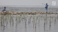 Warga memancing di dekat hutan bakau yang tersisa di pesisir Marunda, Jakarta, Selasa (27/8/2019). Tutupan hutan tersebut berakibat bertambahnya emisi karbon dioksida hingga 4,69 kilo ton. (merdeka.com/Iqbal S. Nugroho)