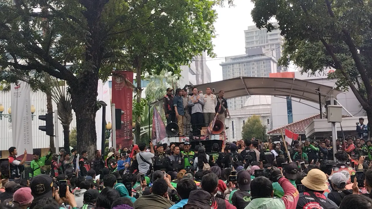 Massa pengemudi ojek online (ojol) berdemo tolak kebijakan jalan berbayar atau Electronic Road Pricing (ERP) di Balai Kota DKI Jakarta, Rabu (8/2/2023) (Liputan6.com/Winda Nelfira)