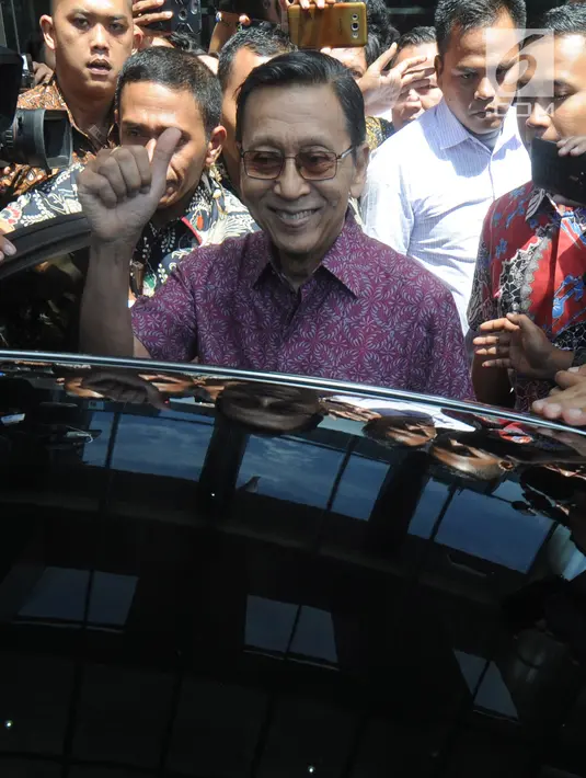 Wakil Presiden ke-11 Republik Indonesia, Boediono bersiap meninggalkan Gedung KPK setelah menjalani pemeriksaan, Jakarta, Kamis (15/11). Boediono hari ini menjalani pemeriksaan dalam penyelidikan kasus korupsi Bank Century. (Merdeka.com/Dwi Narwoko)