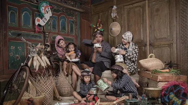 6 Potret Kebersamaan Erix Soekamti dan Dua Istrinya, Kompak Banget