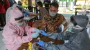 Pegawai Lapas Kemenkumham menjalani rapid test di Lembaga Pembinaan Khusus Anak (LPKA) Klas I Tangerang, Banten, Sabtu (30/5/2020). Rapid test yang dilakukan dengan mengambil sampel darah diteteskan pada alat uji rapid test Covid-19 yang dapat diketahui 5-10 menit. (Liputan6.com/Fery Pradolo)