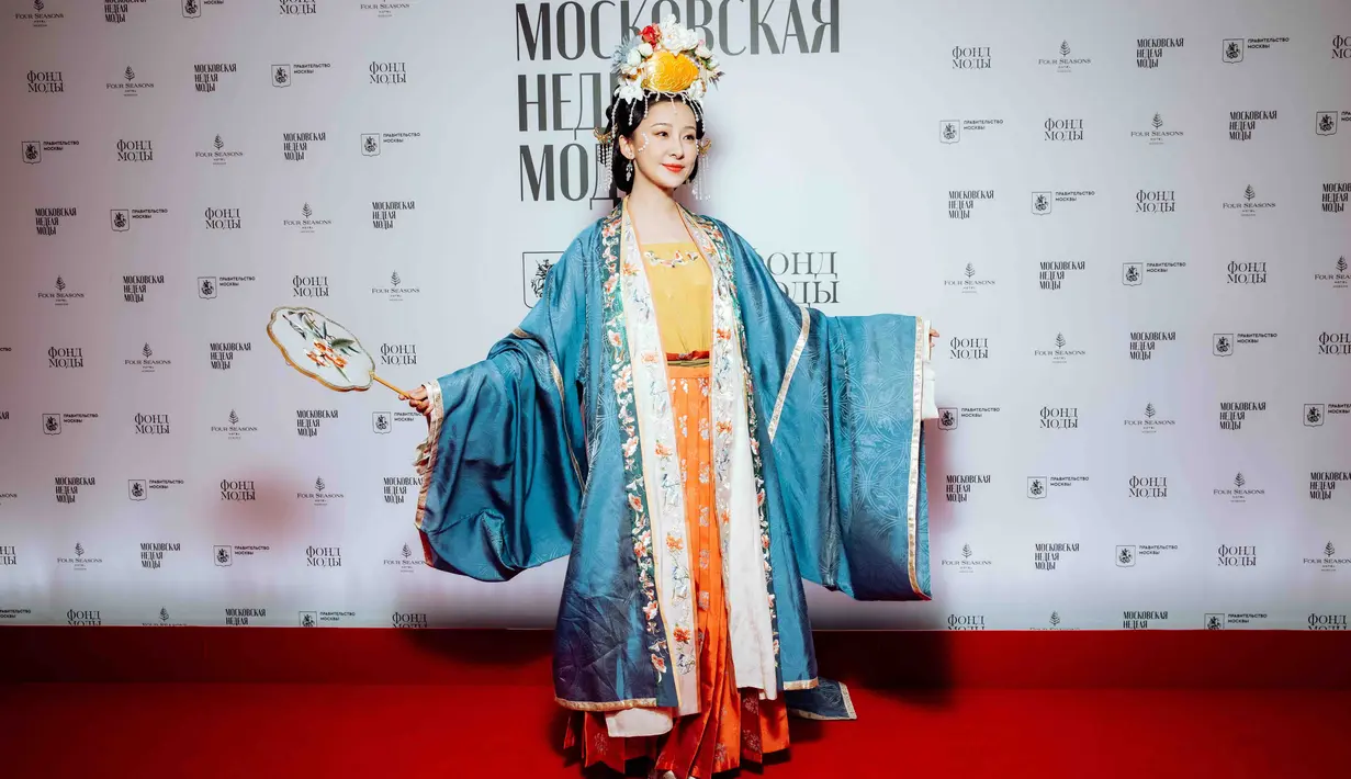 Moscow Fashion Week menarik perhatian sejumlah selebriti internasional, di antaranya adalah bintang film Tiongkok, Lily Ji, yang memukau dengan mengenakan kostum ancestral khas Tiongkok, menciptakan hubungan harmonis antara warisan budaya dan mode kontemporer. (Foto: Dokumen/Moscow Fashion Week)