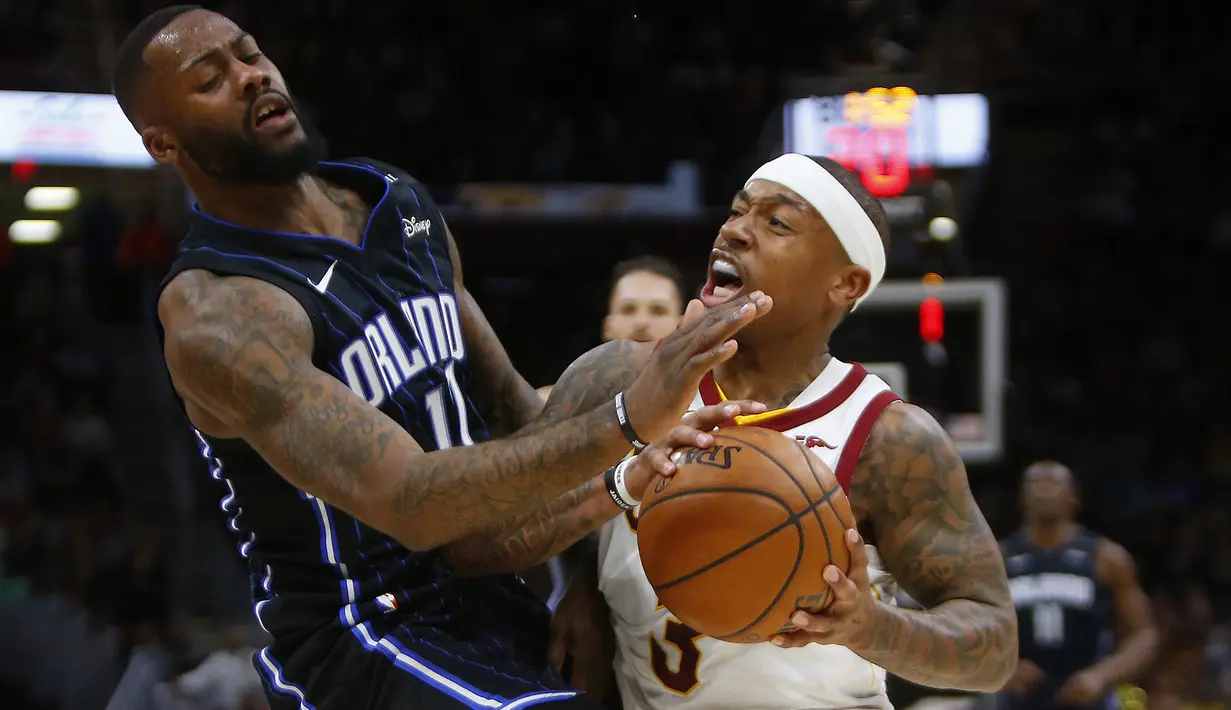Aksi pemain Cavaliers, Isaiah Thomas (kanan) melewati adangan pemain Orlando Magic,  Biyombo #11 pada lanjutan NBA basketball game di Quicken Loans Arena, (18/1/2018). Cavaliers menang 104-103. (Justin K. Aller/Getty Images/AFP)