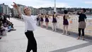 Ekspresi seorang penari saat  mengikuti pameran tarian klasik dalam perayaan Month of The Dance di Basque, Spanyol (26/3). (AFP/Ander Gillenea)