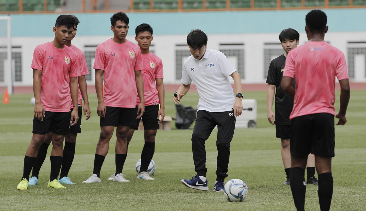 Manajer pelatih Timnas Indonesia, Shin Tae-yong, menendang bola saat latihan Timnas U-19 di Stadion Wibawa Mukti, Senin (13/1/2020). Pria asal Korsel ini menjadi supervisi untuk Timnas Indonesia senior, U-22, U-20, dan U-16. (Bola.com/M Iqbal Ichsan)
